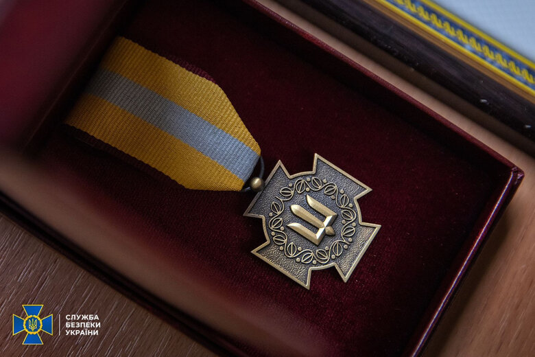 Співробітників СБУ нагородили за заслуги на фронті 09