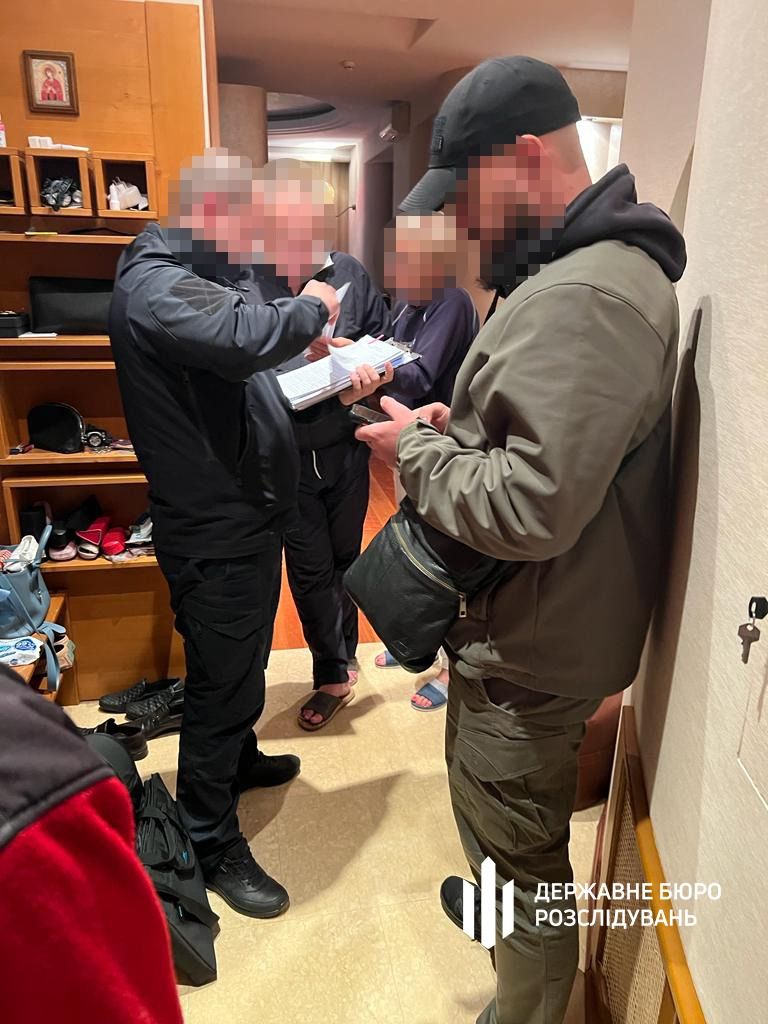 Керівництво митного посту аеропорту Одеса затримали через побори, - ДБР 02