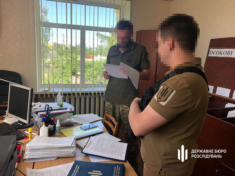 Посадовця одного з військкоматів Київщини підозрюють в організації виїзду ухилянтів за кордон, - ДБР 02