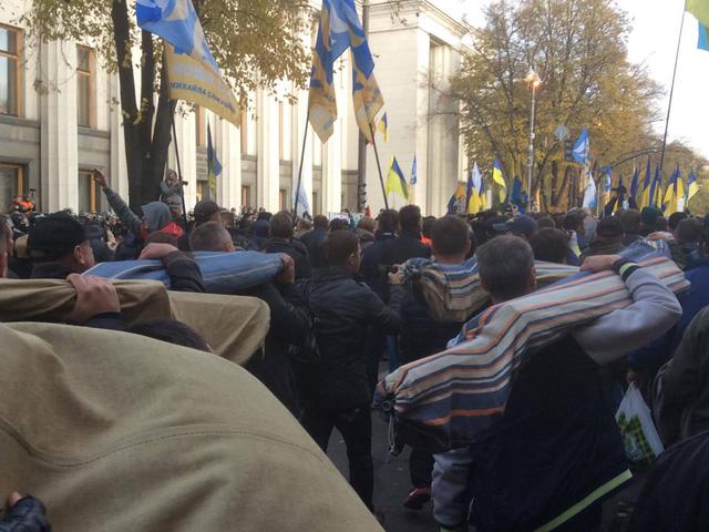 На митинге под Радой произошли столкновения, активистам позволили пронести палатки 01