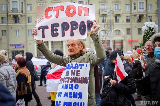 Многолюдный марш пенсионеров и медиков прошел в Минске 08