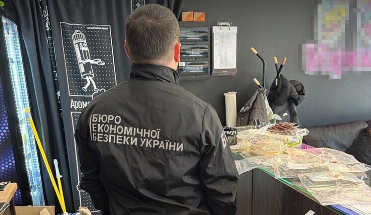 БЕБ викрило мережу з нелегального продажу електронних сигарет у Львові: вилучили товару на 36 мільйонів. ФОТОрепортаж