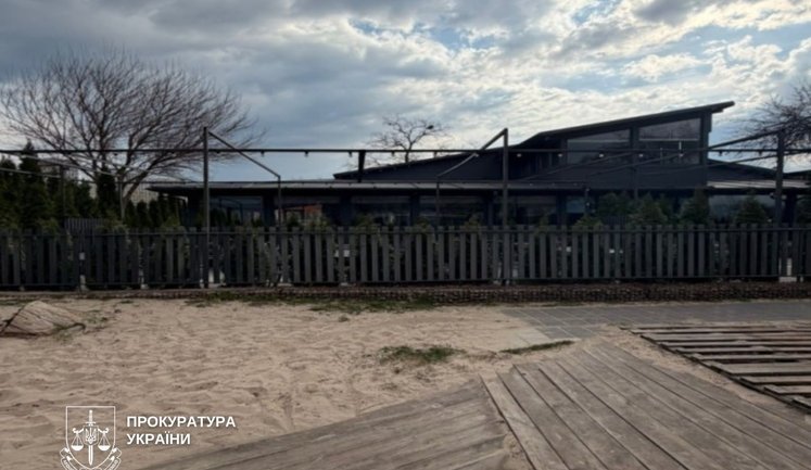 Київська прокуратура через суд вимагає знести самочинно збудований ресторан біля Дніпра. ФОТО