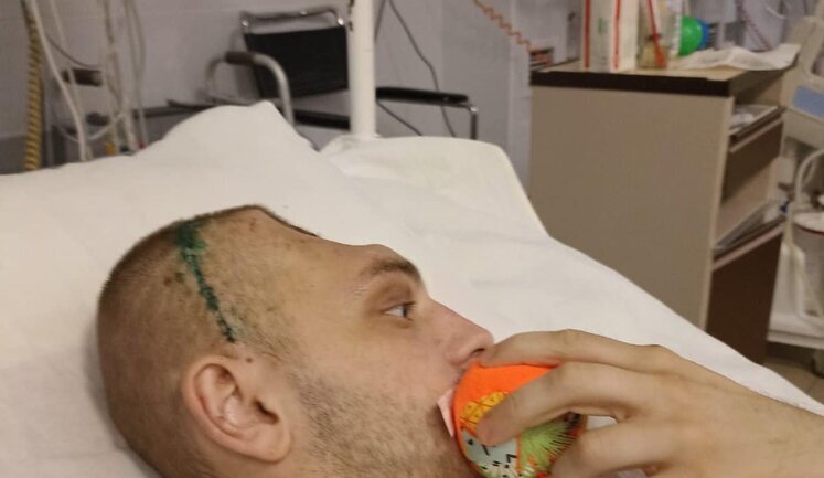 Pavlo Chechetenko, seriously wounded soldier, urgently needs head operation. There is fundraiser for plate. PHOTO