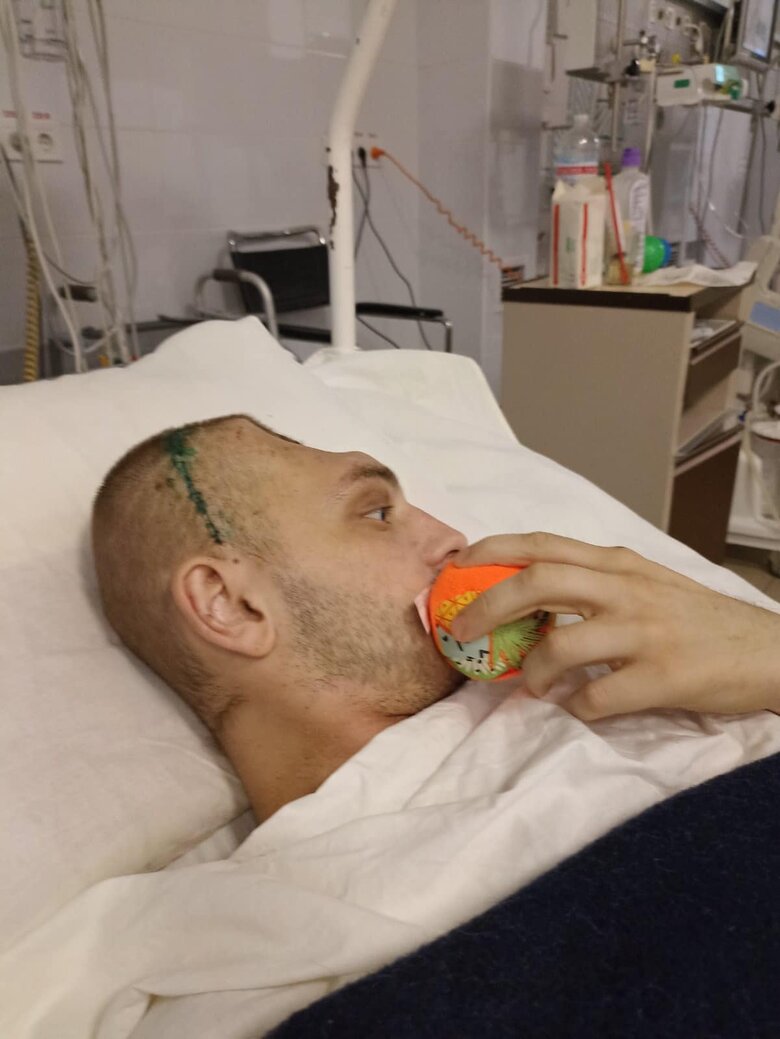 Важкопораненому воїну Павлу Чечетенку терміново потрібна операція на голові. Йде збір коштів на пластину 01