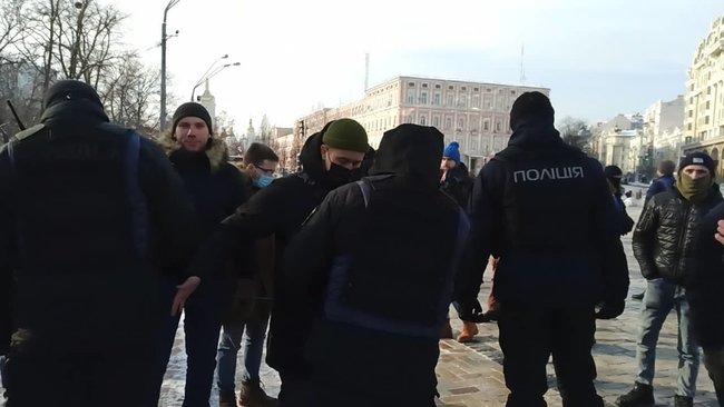 Чемодан, вокзал, Камбоджа: в Киеве попытались провести акцию в память о жертвах леворадикального насилия 15