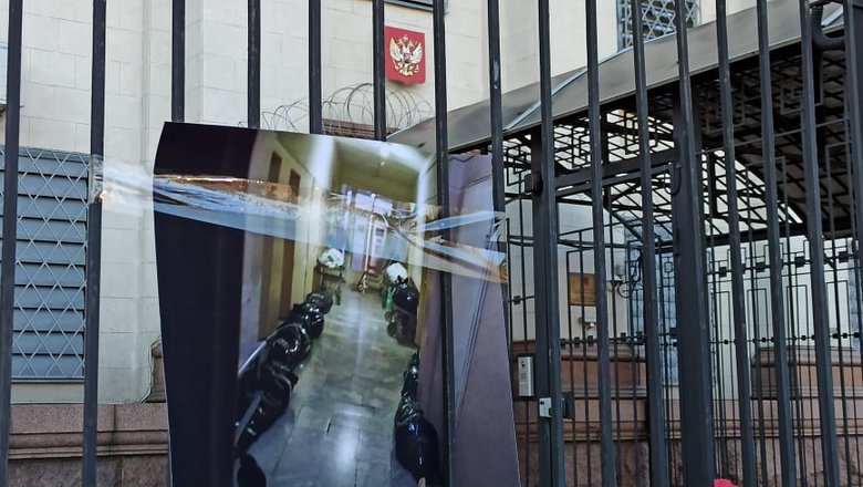 Россия сделала из Донбасса концлагерь: активисты принесли мешки с трупами под посольство РФ в Киеве - требуют открыть КПВВ 01 Россия сделала из Донбасса концлагерь: активисты принесли мешки с трупами под посольство РФ в Киеве - требуют открыть КПВВ 01