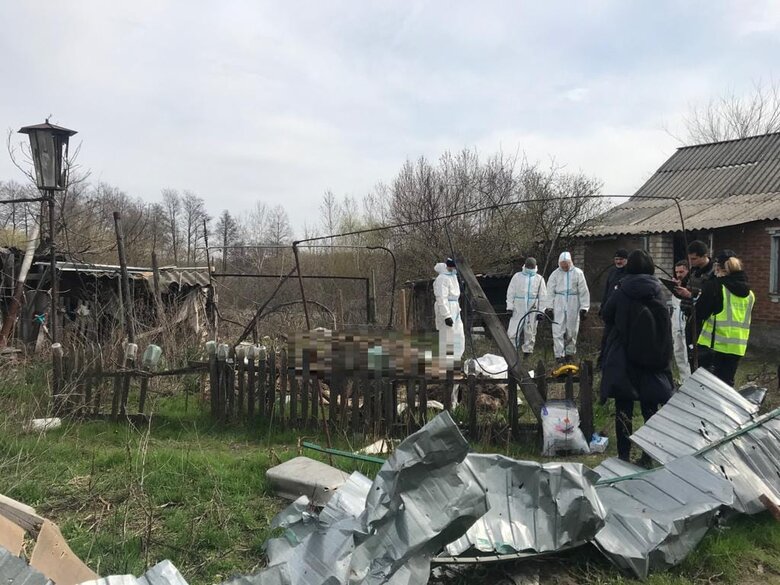 В Ізюмі ексгумували тіло місцевої мешканки, яка загинула від російських обстрілів у березні минулого року 03