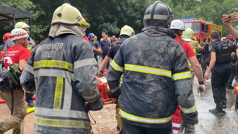 Спасатели извлекли из-под завалов в Шевченковском районе Киева пострадавшую женщину, - ГСЧС 01