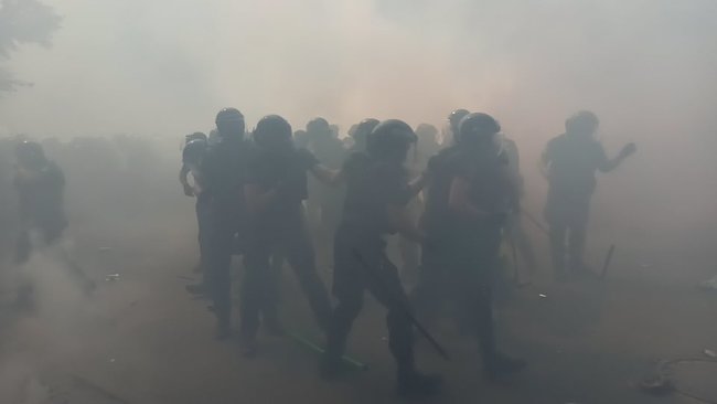 Столкновения митингующих с правоохранителями на акции Остановим капитуляцию под Офисом Президента 04