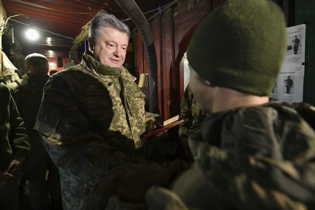 Порошенко посетил позиции 79-й ОДШБр на передовой 05