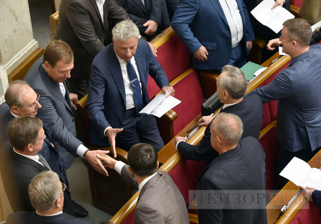 Усі обіймаються та обмінюються любязностями, Тимошенко шепочеться, Порошенко задумливий, Разумков розводить руками, - день роботи Ради 7 вересня 04