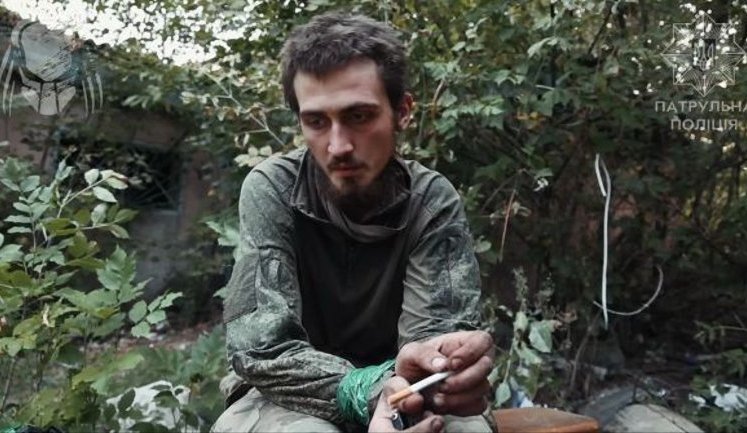 Кричал "слава России", а потом сдался: оккупант сам вышел к бойцам ВСУ. ВИДЕО