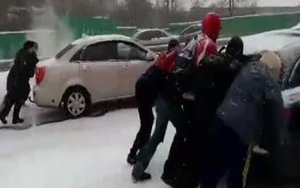This year's first snawfall caused heavy traffic jams, hundreds of car accidents in Kyiv. VIDEO