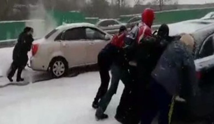 This year's first snawfall caused heavy traffic jams, hundreds of car accidents in Kyiv. VIDEO