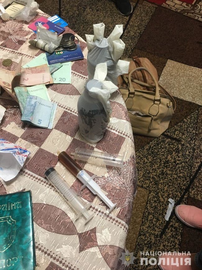 Поліція штурмувала будинок подружжя-наркоділків на Миколаївщині 06