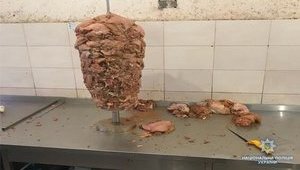 Нелегали заготовляли м'ясо для шаурми в підпільному цеху Києва, - Нацполіція. ФОТОрепортаж