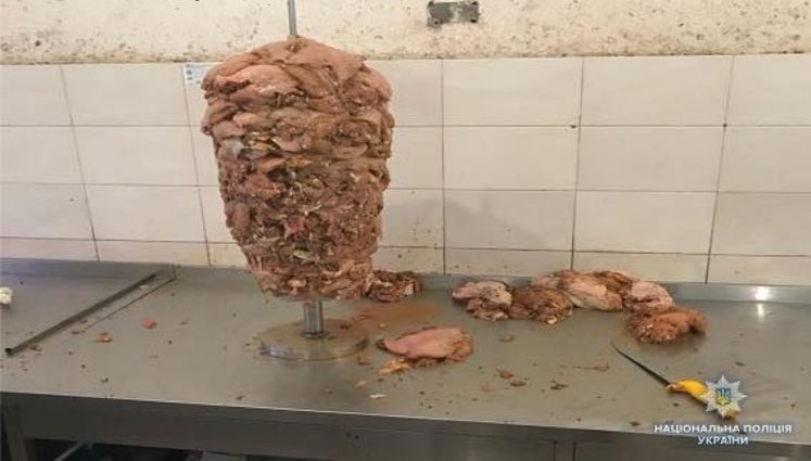Нелегали заготовляли м'ясо для шаурми в підпільному цеху Києва, - Нацполіція. ФОТОрепортаж