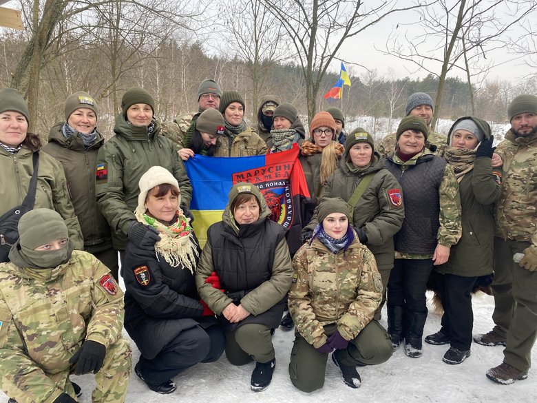 Ветеран російсько-української війни Маруся Звіробій: Ми змінили програму, проводимо вишкіл для цивільних людей, тих, кого війна застане вдома, беззбройних. Тому на наших вишколах зараз так багато жінок і дітей 06