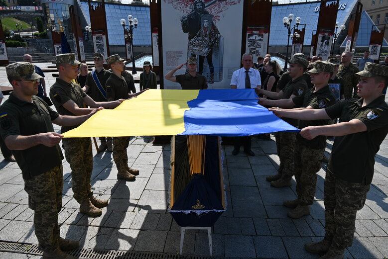 Із загиблим воїном, майданівцем Павлом Каленіченком попрощалися на Майдані Незалежності 14