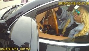 "Само їде на "дев'ятці", с#ка", - водитель и пассажир Porsche Cayenne начали оскорблять патрульных во Львове. ВИДЕО