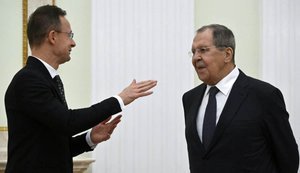 Сійярто підтвердив, що телефонував Лаврову під час засідань ЄС