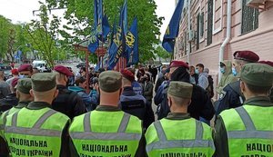 Полиция разделила титушек и активистов, пикетирующих суд по мере пресечения Медведчуку. ВИДЕО+ФОТОрепортаж