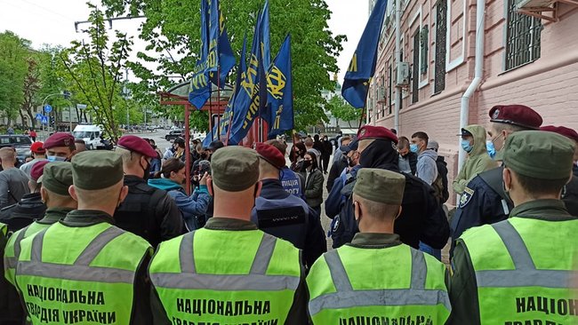 Поліція розділила тітушок і активістів, які пікетують суд щодо обрання запобіжного заходу Медведчуку 13