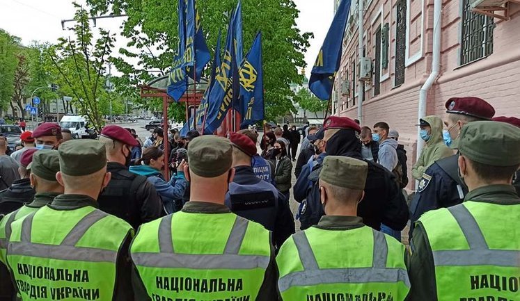 Полиция разделила титушек и активистов, пикетирующих суд по мере пресечения Медведчуку. ВИДЕО+ФОТОрепортаж