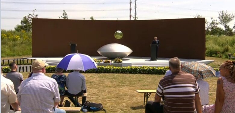 В Нидерландах почтили память погибших в катастрофе МН17: имена жертв зачитали их родственники 03