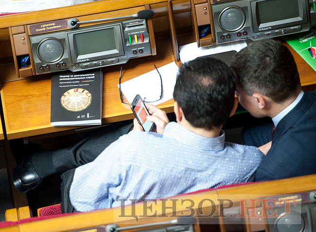 Шахов, що голосує за чотирьох, Ляшко в касці і розмова Новинського з Воропаєвим, - день роботи ВР 20 червня 05