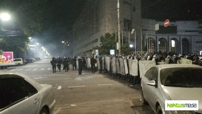 Полиция разогнала акцию протеста в Бишкеке, есть раненые 02