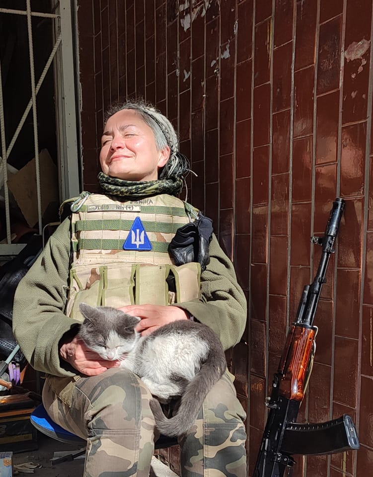 Присутність жінки в армії важлива. Колись хлопці повертаються із завдання, а я на когось сварюсь, і один з них стоїть і каже: Ой, сваріться, сваріться. Так приємно чути голос жінки, - Леся Ганжа про те, як бути жінкою в армії 01