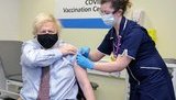 Британский премьер Джонсон сделал прививку вакциной AstraZeneca. ФОТО