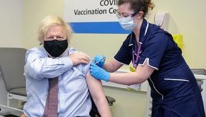 Британский премьер Джонсон сделал прививку вакциной AstraZeneca. ФОТО