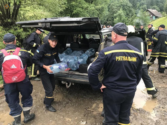 Через негоду на Закарпатті підтоплено 185 будинків, рятувальники встановлюють місцеперебування однієї людини, - ДСНС 04