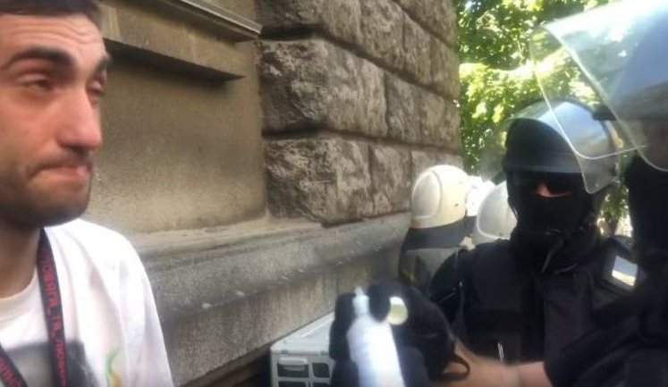 Оператор телеканалу "1+1" постраждав від сльозогінного газу під час акції "Нацкорпусу" на Банковій. ВIДЕО