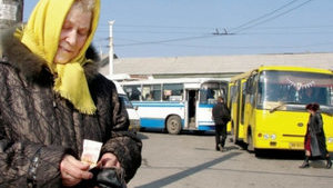 Щоб пенсіонери сиділи вдома, у Чернівцях скасували пільговий проїзд