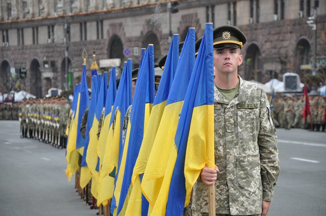 Від Точки-У до Джавелінів: вражаючі кадри 250 одиниць бойової техніки на Хрещатику 01