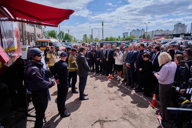 Дипломати відвідали місце удару по будинку в Києві