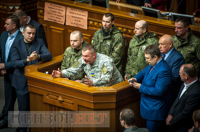 Як минув день у Раді: правоохоронці в сесійній залі, Фейсбук Литвина і Савченко, яка затрималася після засідання 04 Як минув день у Раді: правоохоронці в сесійній залі, Фейсбук Литвина і Савченко, яка затрималася після засідання 04