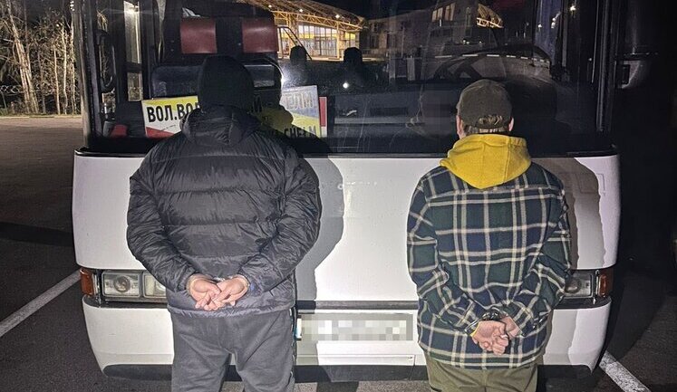 В багажнике автобуса ехали в Польшу: на "Ягодине" задержали двух уклонистов. ВИДЕО+ФОТО
