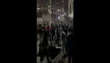 Протестующие разогнали и избили десятки полицейских в Алматы 5 января - впечатляюще. ВИДЕО 18+
