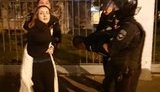 Навального госпитализировали. Его врач считает, что он мог подвергнуться воздействию сильных химических веществ. ВИДЕО