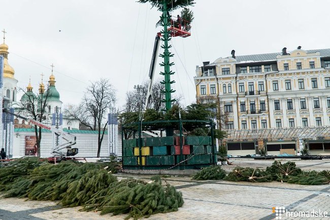 Новорічну ялинку почали встановлювати на Софійській площі в Києві 02
