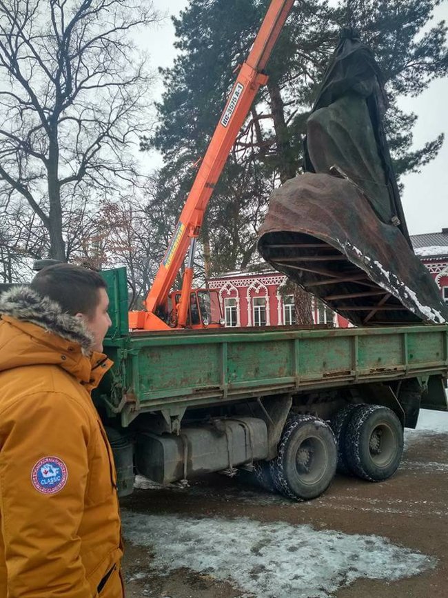 Памятник Павлу Корчагіну демонтували в Боярці на Київщині 01