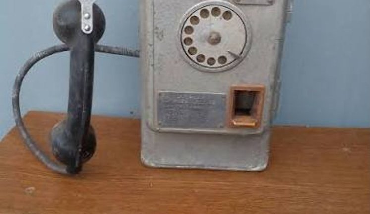 В оккупированном Крыму из-за перебоев со светом и связью устанавливают таксофоны, - СМИ