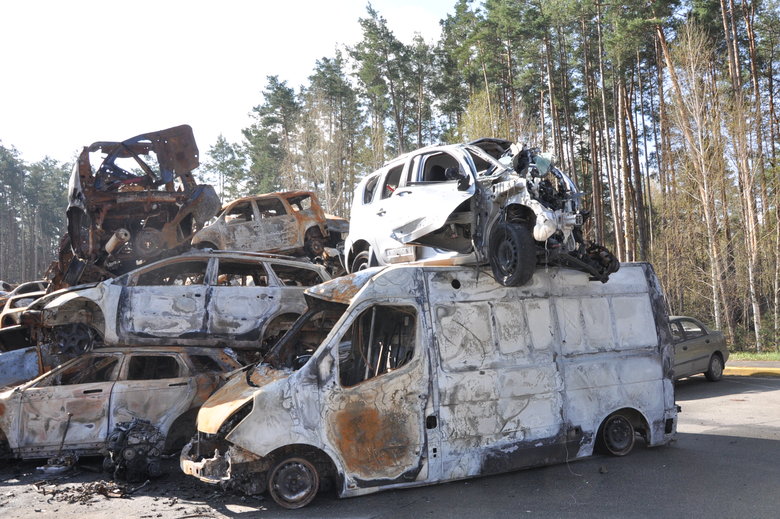 Цвинтар обгорілих авто в Ірпені 08