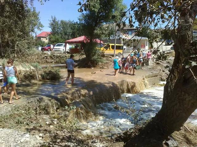 Такое в Крыму вижу впервые!: Последствия ночных ливней и селевых потоков в оккупированном Судаке 05