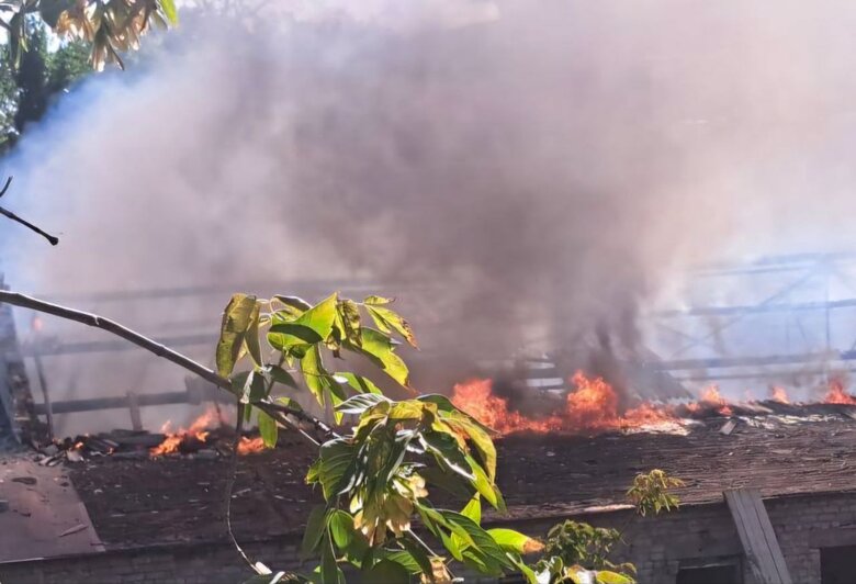 Через російський удар в одній з громад Нікопольщини спалахнула пожежа